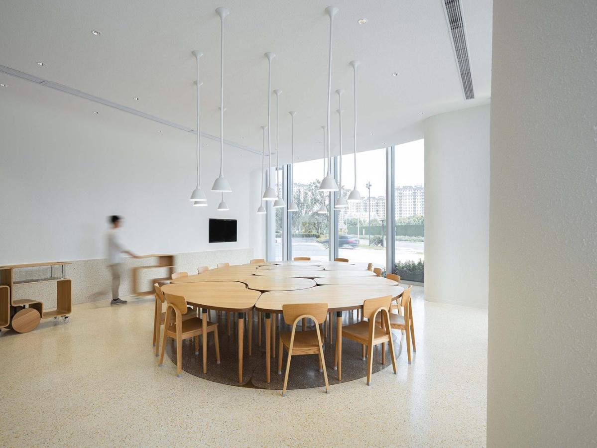 05._%E6%8B%BC%E5%90%88%E8%B5%B7%E6%9D%A5%E7%9A%84%E8%9A%95%E8%B1%86%E5%BD%A2%E5%A4%A7%E9%A5%AD%E6%A1%8C_Bean-shaped_Da_Fanzhuo_occupies_the_center_of_shop_-_%E6%91%84%E5%BD%B1_%E7%94%B0%E6%96%B9%E6%96%B9.jpg 05._%E6%8B%BC%E5%90%88%E8%B5%B7%E6%9D%A5%E7%9A%84%E8%9A%95%E8%B1%86%E5%BD%A2%E5%A4%A7%E9%A5%AD%E6%A1%8C_Bean-shaped_Da_Fanzhuo_occupies_the_center_of_shop_-_%E6%91%84%E5%BD%B1_%E7%94%B0%E6%96%B9%E6%96%B9.jpg